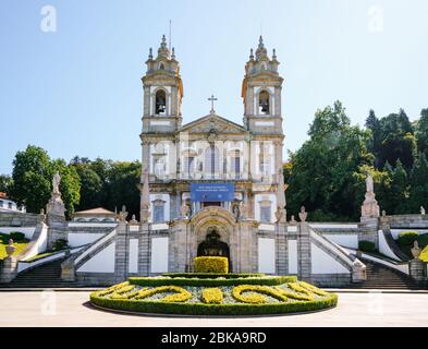 Braga Portugal - August 2019: BOM Jesus do Monte Sanctuary an einem sonnigen Tag. Beliebtes Wahrzeichen und Wallfahrtsort.