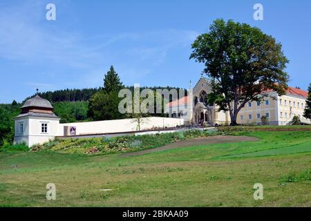 Mayerling, Österreich - 19. Juli 2015: Unbekannte Touristen auf Besichtigungstour in der ehemaligen Burg Mayerling - suizid Ort des Kronprinzen Rudolf Stockfoto