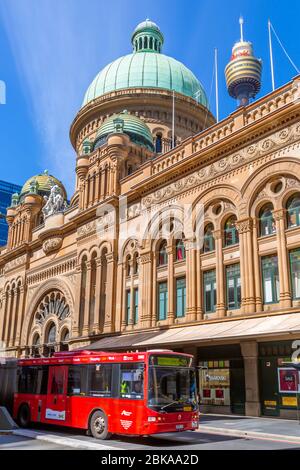 Blick auf das Queen Victoria Building und den Sydney Tower, Sydney, New South Wales, New South Wales, Australien Stockfoto