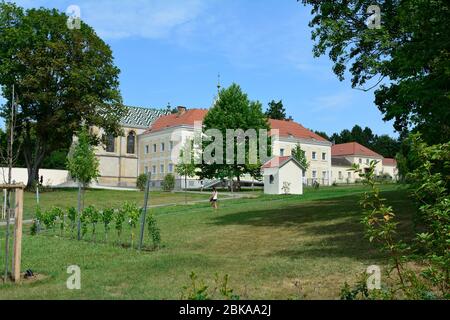 Mayerling, Österreich - 19. Juli 2015: Unbekannte Touristen auf Besichtigungstour in der ehemaligen Burg Mayerling - suizid Ort des Kronprinzen Rudolf Stockfoto