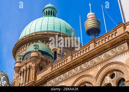 Blick auf das Queen Victoria Building und den Sydney Tower, Sydney, New South Wales, New South Wales, Australien Stockfoto