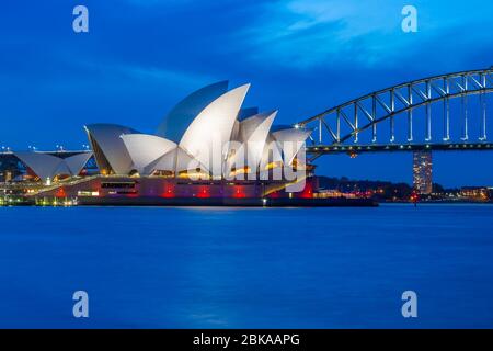 Blick auf die Sydney Harbour Bridge und das Opernhaus vom Mrs Macquarie's Chair in Dusk, Sydney, New South Wales, New South Wales, Australien Stockfoto