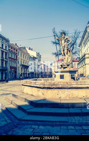 Neptun-Denkmal in Lemberg. Zentraler Marktplatz in Lviv. Historisches Denkmal der UNESCO. Stockfoto