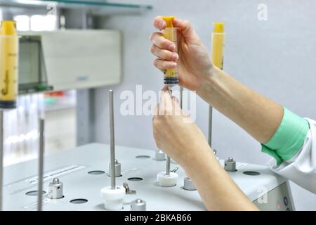 Eine Chemikerin führt Löslichkeitstests von Tabletten und anderen Darreichungsformen durch. Erveka - Wissenschaftliche Forschung Pharmazeutisches Labor. Ein Mann führt Stockfoto