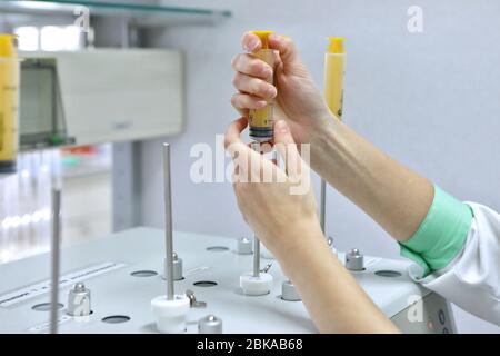 Eine Chemikerin führt Löslichkeitstests von Tabletten und anderen Darreichungsformen durch. Erveka - Wissenschaftliche Forschung Pharmazeutisches Labor. Ein Mann führt Stockfoto