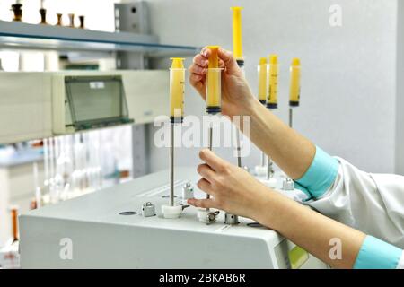 Eine Chemikerin führt Löslichkeitstests von Tabletten und anderen Darreichungsformen durch. Erveka - Wissenschaftliche Forschung Pharmazeutisches Labor. Ein Mann führt Stockfoto