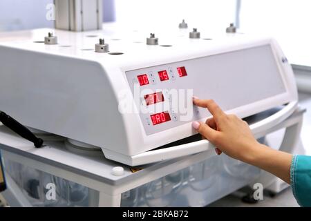 Eine Chemikerin führt Löslichkeitstests von Tabletten und anderen Darreichungsformen durch. Erveka - Wissenschaftliche Forschung Pharmazeutisches Labor. Ein Mann führt Stockfoto