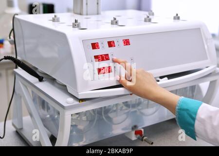 Eine Chemikerin führt Löslichkeitstests von Tabletten und anderen Darreichungsformen durch. Erveka - Wissenschaftliche Forschung Pharmazeutisches Labor. Ein Mann führt Stockfoto