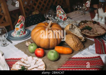 Stück Brotscheiben mit Kürbis auf dem Tisch Stockfoto