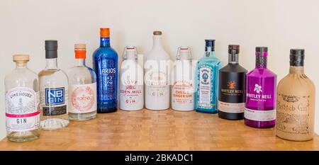 Flaschen der Marke Gin: Eden Mill, Bombay Sapphire Limited Edition, Limehouse, Ableforth's Badewanne, Whitley Neill, Hortus, NB Gin & Larios Premium Gin Stockfoto