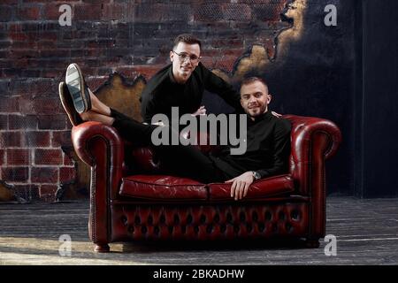 Modernes junges Unternehmen, zwei junge Geschäftsleute, die Freude am Erfolg haben, vielversprechendes Start-up. Neue Welle, moderne Geschäftsleute, junges Blut, ein Blick in eine erfolgreiche Stockfoto