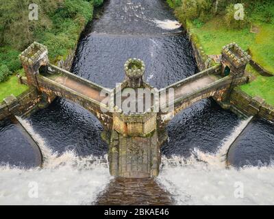 Wasser des Flusses Nidd überläuft den 71m hohen Steinernen Damm des Scar House Reservoir in Nidderdale, Yorkshire, England, Großbritannien Stockfoto