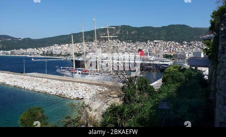 Kavala, Griechenland - 13. Juni 2019: Luxus-Segelschiff und Fähre im Hafen der Stadt in Ostmakedonien Stockfoto