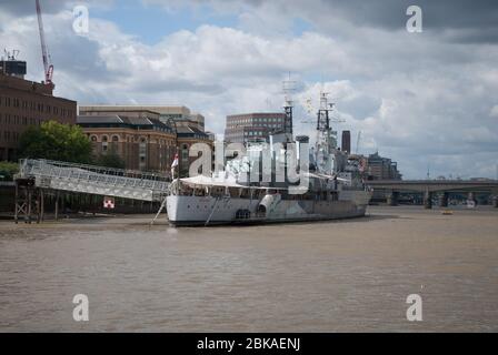 Royal Navy Imperial war Museum dockte an der Themse HMS Belfast The Queen's Walk, London SE1 2JH Tarnschiff Stockfoto