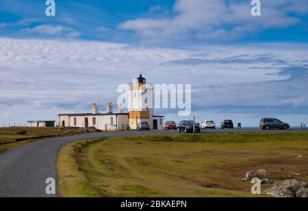 Eshaness Leuchtturm und Touristenparkplatz in Northmavine, Shetland, Schottland, Großbritannien - gebaut von David Alan Stevenson, einem der "Leuchtturm" Stevensons Stockfoto