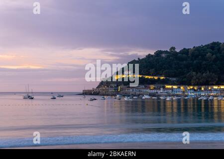 Die Nacht fällt auf den Golf von Biskaya in San Sebastián im Baskenland, Nordspanien Stockfoto