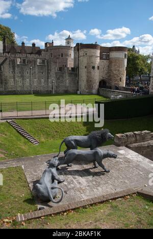 Tiere des Zoo Menagerie Löwen Statuen Skulpturen im Moat am Tower of London St Katharine's & Wapping, London EC3N 4AB Stockfoto