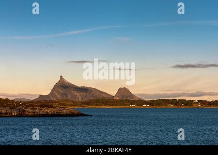 Der dramatische Berg Hestmonkallen (der Reiter) auf der Insel Hestmona, Rødøy, Nordland, Norwegen Stockfoto