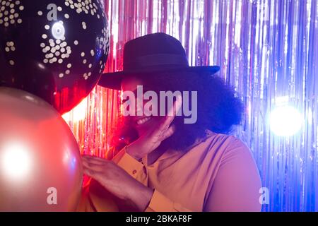 Schöne schwarze Frau genießen eine Party-Lifestyle. Geburtstagsfeier, Clubbing und Urlaub Konzept. Stockfoto