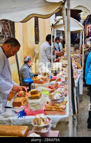 Fez, Marokko - 20. November 2014: Unbekannte Leute und Kioske mit Süßigkeiten im Souk von Medina Stockfoto