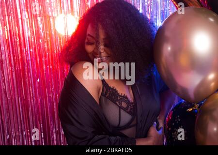 Schöne schwarze Frau genießen eine Party-Lifestyle. Geburtstagsfeier, Clubbing und Urlaub Konzept. Stockfoto