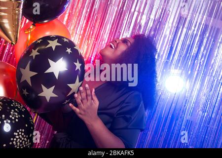 Schöne schwarze Frau genießen eine Party-Lifestyle. Geburtstagsfeier, Clubbing und Urlaub Konzept. Stockfoto