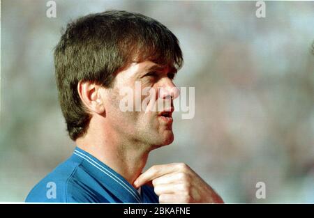 Olympiastadion Berlin Deutschland 16.5.1998, Fußball: DFB Pokal, DFB Pokal, DFB Pokal, DFB Pokal, FC Bayern München (FCB, blau/rot) gegen MSV Duisburg (MSV, weiß/blau) 2:1 – Manager Friedhelm FUNKEL (MSV) Stockfoto