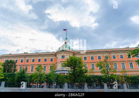 St. Michaels Schloss oder Mikhailovsky Schloss oder die Ingenieure Schloss mit russischer Flagge auf der Oberseite, blau dramatischen Himmel Hintergrund, Sankt Petersburg Leningrad Stadt, Russland Stockfoto