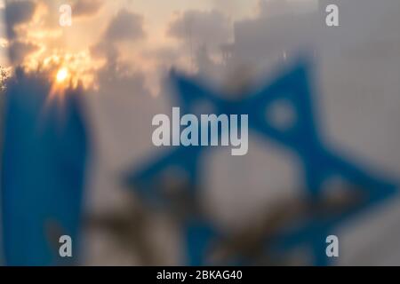 Isolierte Nahaufnahme eines israelischen Flaggen-Hintergrundes mit getrocknetem Weizen während des Sonnenuntergangs - Israel Independence Day Stockfoto