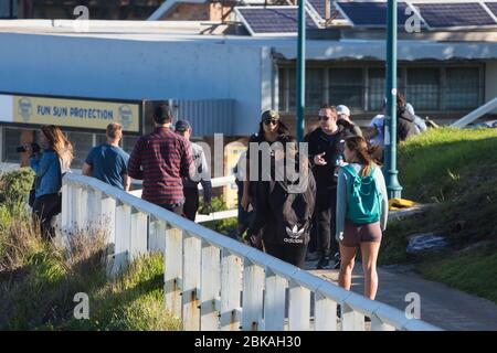 Sydney, Australien. Sonntag, 3. Mai 2020. Küstenspaziergang am Bronte Beach in Sydneys östlichen Vororten. Aufgrund der COVID-19-Pandemie ist die soziale Distanz immer noch sehr groß. Credit Paul Lovelace/Alamy Live News Stockfoto