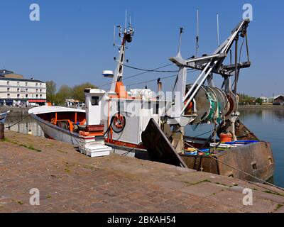 Fischkutter in den Hafen von Honfleur, Gemeinde im Département Calvados in der unteren Normandie im Nordwesten Frankreichs Stockfoto