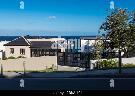 Sydney, Australien. Sonntag, 3. Mai 2020. Häuser mit Blick auf Bronte Beach in Sydneys östlichen Vororten. Credit Paul Lovelace/Alamy Live News Stockfoto