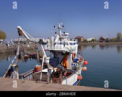 Fischkutter in den Hafen von Honfleur, Gemeinde im Département Calvados in der unteren Normandie im Nordwesten Frankreichs Stockfoto