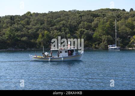 Lokales Fischerboot in Gaios Hafen, Gaios Stadt, Paxos, Griechenland Stockfoto