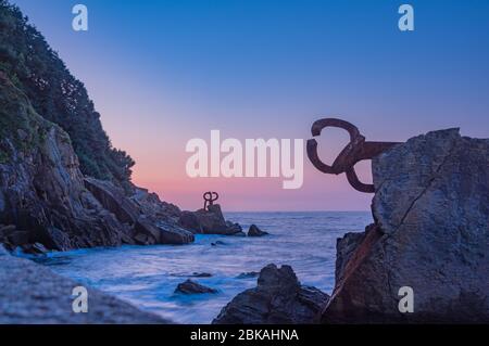 Die Nacht fällt auf den Golf von Biskaya in San Sebastián im Baskenland, Nordspanien bei der Skulptur Peine del Viento Stockfoto