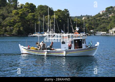 Lokales Fischerboot in Gaios Hafen, Gaios Stadt, Paxos, Griechenland Stockfoto