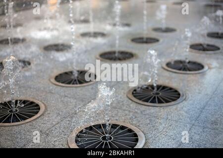 Wasserspritzer aus einem Brunnen im Sommer in der Stadt Stockfoto