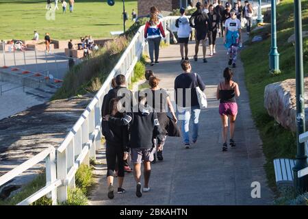 Sydney, Australien. Sonntag, 3. Mai 2020. Küstenspaziergang am Bronte Beach in Sydneys östlichen Vororten. Aufgrund der COVID-19-Pandemie ist die soziale Distanz immer noch sehr groß. Credit Paul Lovelace/Alamy Live News Stockfoto