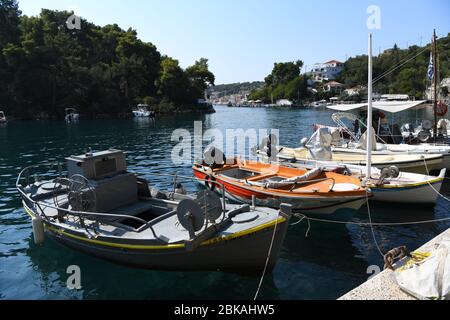 Lokales Fischerboot in Gaios Hafen, Gaios Stadt, Paxos, Griechenland Stockfoto