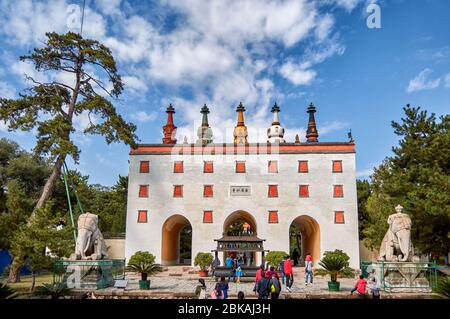 Chengde / China - 3. Oktober 2014: Eingang zum Putuo Zongcheng Buddhistischen Tempel, einer der acht Äußeren Tempel von Chengde, erbaut zwischen 1767 und Stockfoto