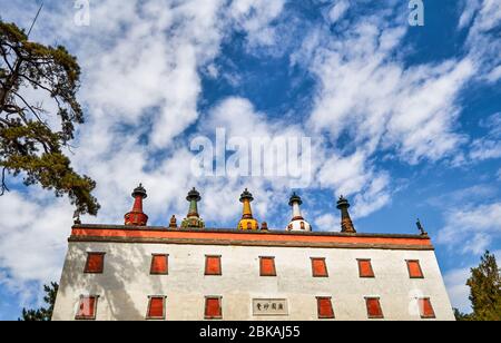 Eingang zum Putuo Zongcheng Buddhistischen Tempel, einer der acht Äußeren Tempel von Chengde, erbaut zwischen 1767 und 1771 und nach dem Vorbild der Potala P Stockfoto