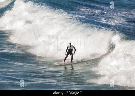 Sydney, Australien. Sonntag, 3. Mai 2020. Surfer am Bronte Beach in Sydneys östlichen Vororten.der Strand ist jetzt für Surfer und Schwimmer geöffnet, aber aufgrund der COVID-19 Pandemie ist kein Sitzen oder Sonnenbaden erlaubt. Credit Paul Lovelace/Alamy Live News Stockfoto