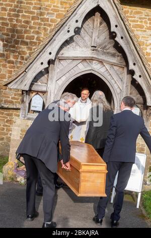 Beerdigung in einer ländlichen Kirche im südlichen Großbritannien Februar 2020 Stockfoto
