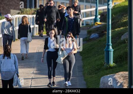 Sydney, Australien. Sonntag, 3. Mai 2020. Küstenspaziergang am Bronte Beach in Sydneys östlichen Vororten. Aufgrund der COVID-19-Pandemie ist die soziale Distanz immer noch sehr groß. Credit Paul Lovelace/Alamy Live News Stockfoto