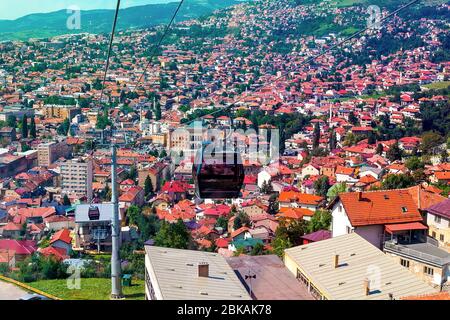 Blick von der Spitze des Berges, auf die Stadt Sarajevo und Standseilbahnen der bis an den höchsten Punkt der Stadt. Sarajevo, Bosnien und Herzegowina Stockfoto