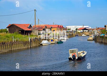 Boote bei Flut im ostreicole Hafen von Larros der Gemeinde Gujan-Mestra am Ufer der Bucht von Arcachon in Frankreich Stockfoto