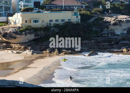 Sydney, Australien. Sonntag, 3. Mai 2020. Surfer am Tamarama Beach in Sydneys östlichen Vororten.der Strand ist jetzt für Surfer und Schwimmer geöffnet, aber aufgrund der COVID-19 Pandemie ist kein Sitzen oder Sonnenbaden erlaubt. Credit Paul Lovelace/Alamy Live News Stockfoto