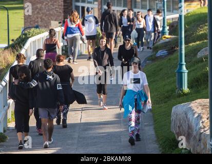 Sydney, Australien. Sonntag, 3. Mai 2020. Küstenspaziergang am Bronte Beach in Sydneys östlichen Vororten. Aufgrund der COVID-19-Pandemie ist die soziale Distanz immer noch sehr groß. Credit Paul Lovelace/Alamy Live News Stockfoto