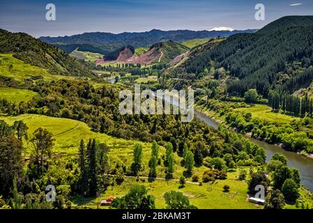 Whanganui River Canyon, Mt Ruapehu in weiter Entfernung, 70 km entfernt, Blick von der Whanganui River Road, Manawatu-Wanganui Region, Nordinsel, Neuseeland Stockfoto