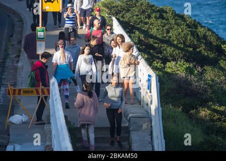 Sydney, Australien. Sonntag, 3. Mai 2020. Küstenspaziergang am Bronte Beach in Sydneys östlichen Vororten. Aufgrund der COVID-19-Pandemie ist die soziale Distanz immer noch sehr groß. Credit Paul Lovelace/Alamy Live News Stockfoto